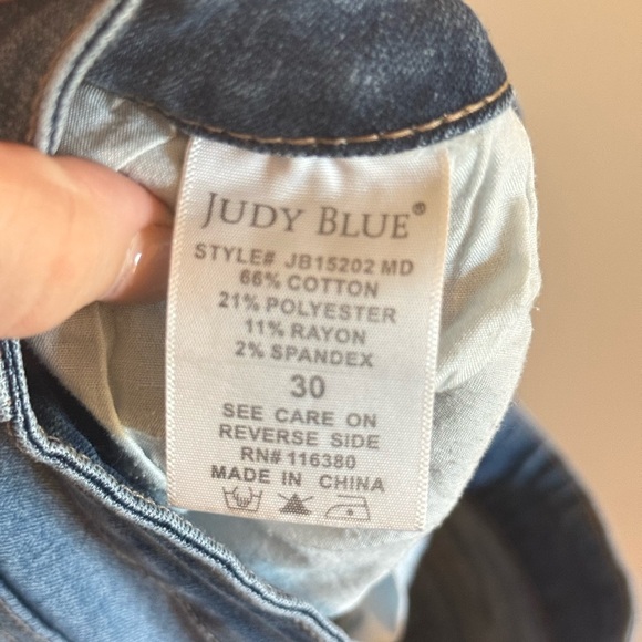Judy Blue • High Rise Medium‎ Wash Distressed Casual Jean Short Sz 30 Frayed - Picture 10 of 11
